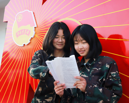 我们在共青团的光辉照耀下努力学习 茁壮成长